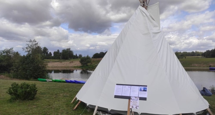 tipis-prie-tvenkinio-su-zvejybos-vietomis