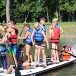 Vaikai ant irklentės Vaikai ant irklentės